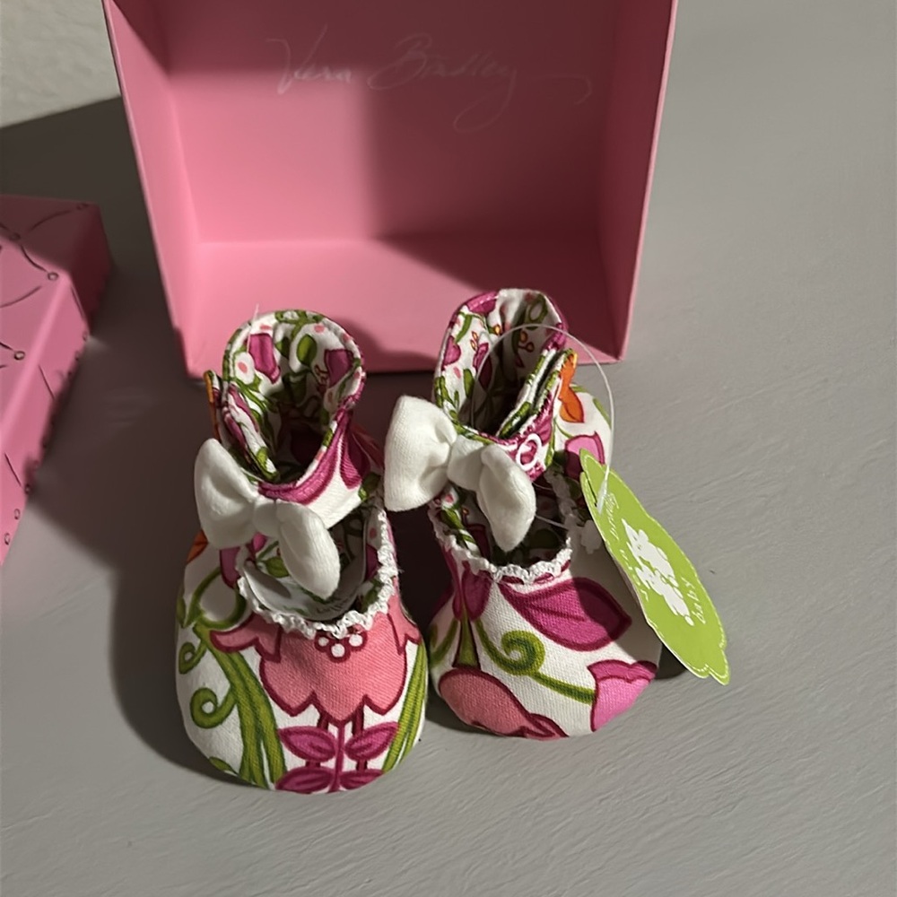 Vera Bradley Mary Jane baby shoes, “Lilli Bell" design sized for 0-6 months. - Picture 4 of 7